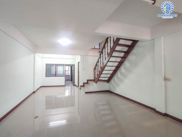 *****ทาวน์เฮ้าส์มือสองย่านนนทบุรี ม.ทรายทองวิลเลจ ติวานนท์ 45 เนื้อที่เยอะถึง 22 ตร.ว. ฟังก์ชัน 3 ห้องนอน 2 ห้องน้ำ 1 ที่จอดรถ บนทำเลเชื่อมต่อใจกลางเมือง ใกล้ห้าแยกปากเกร็ด, เซ็นทรัลแจ้งวัฒนะ, เซ็นทรัลรัตนาธิเบศร์, และรถไฟฟ้าสายสีชมพู "สถานีกระทรวงสาธารณสุข"